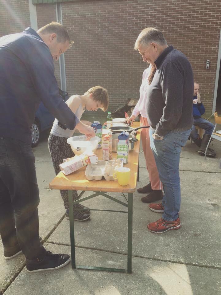 Vandaag heerlijk pannenkoeken gebakken in het zonnetje. En wat zijn ze lekker mmmmm.