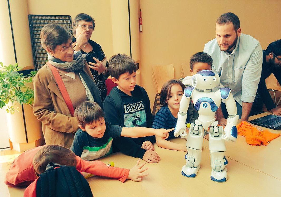 ArtsetMetiers_'s tweet photo. L'Ecole est ravie d'accueillir petits et grands pr fêter la #Science ! Merci à ts pour ces moments de partage #FDS2017 #AMFeteScience https://t.co/7RrZNaX27V