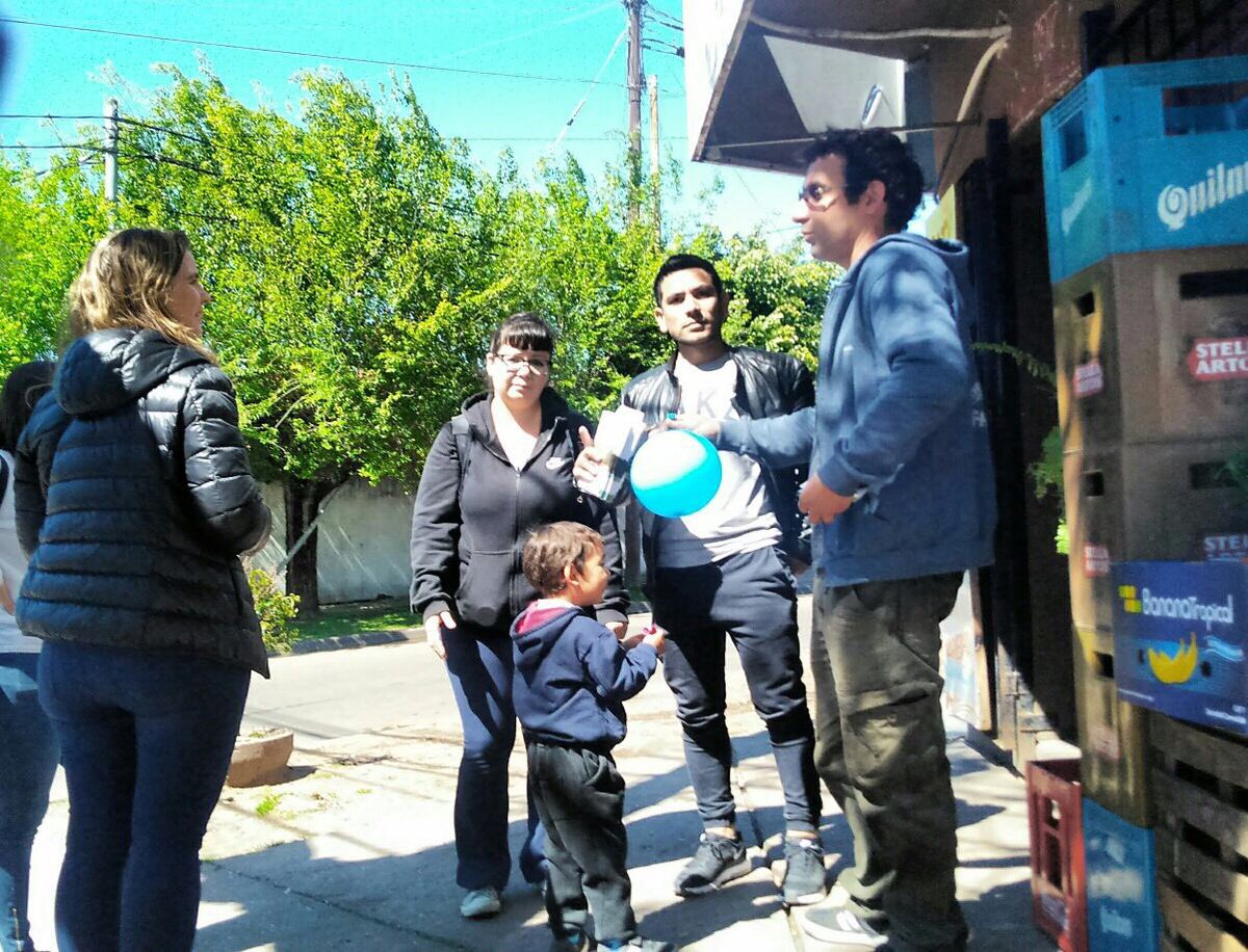 VMoralesGorleri's tweet photo. Charlamos con los vecinos de Tigre en nuestro último #TimbreoNacional #CambiandoJuntos https://t.co/xolM57ioU5