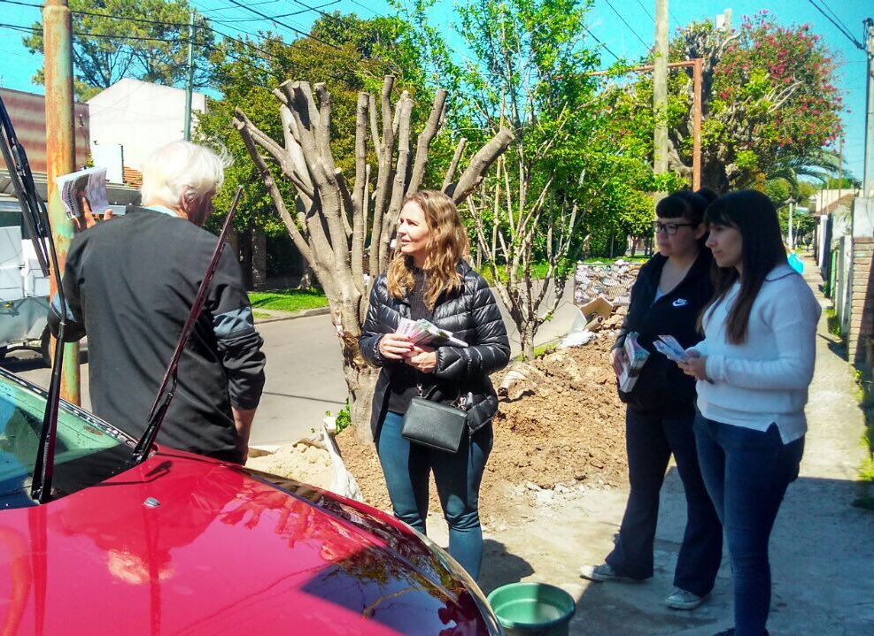VMoralesGorleri's tweet photo. Charlamos con los vecinos de Tigre en nuestro último #TimbreoNacional #CambiandoJuntos https://t.co/xolM57ioU5