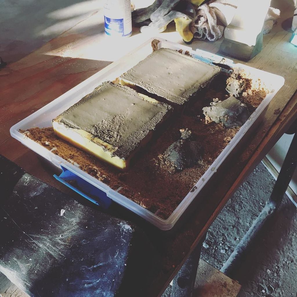 variousmfg's tweet photo. Some morning coaster casting. Shop is opening soon! #concreteartisan  #productphotography https://t.co/BscJQOT32R