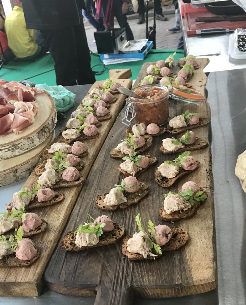 Ministerie_EZK's tweet photo. Aan tafel! Kok Nel Schellekens houdt pleidooi voor mannenvlees bij @WorldFoodDayNL. Op het menu: Twentse landgans. #wfd17 #WFD2017 https://t.co/WmmZOkGUxh