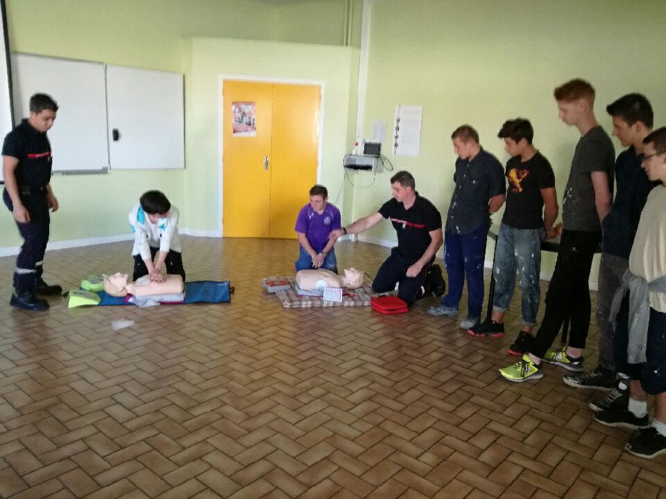 Prefet18's tweet photo. #rencontressecurite 2017 #Dept18 Initiation aux #GestesQuiSauvent au Centre de Secours Principal de #Vierzon @SDIS_18 #UDSP18 https://t.co/lgHro7PXe8