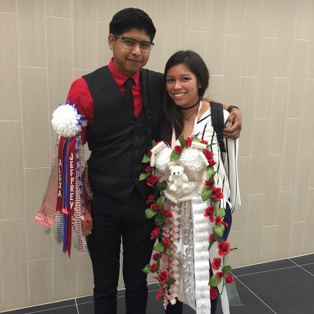 Clear_LakeHS's tweet photo. The winner of the #Homecoming2017 biggest mum contest is senior and Homecoming Queen nominee Abby Douglas! #lakehslife #Texastradition https://t.co/dkR1mirPSG