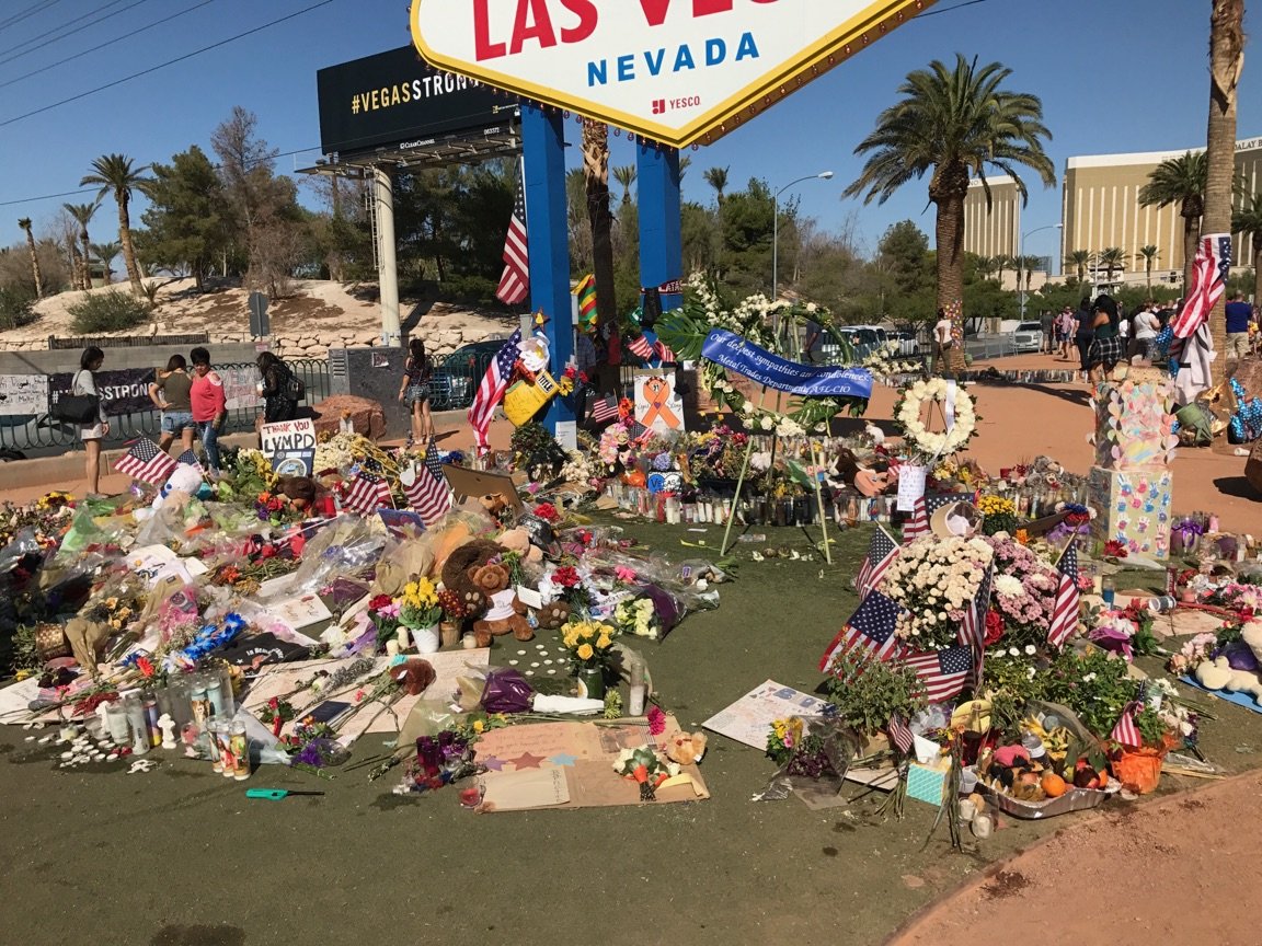 SteveSisolak's tweet photo. The Welcome Sign continues to be a place of mourning and healing. #VegasStrong https://t.co/V4Z9G0FfwT