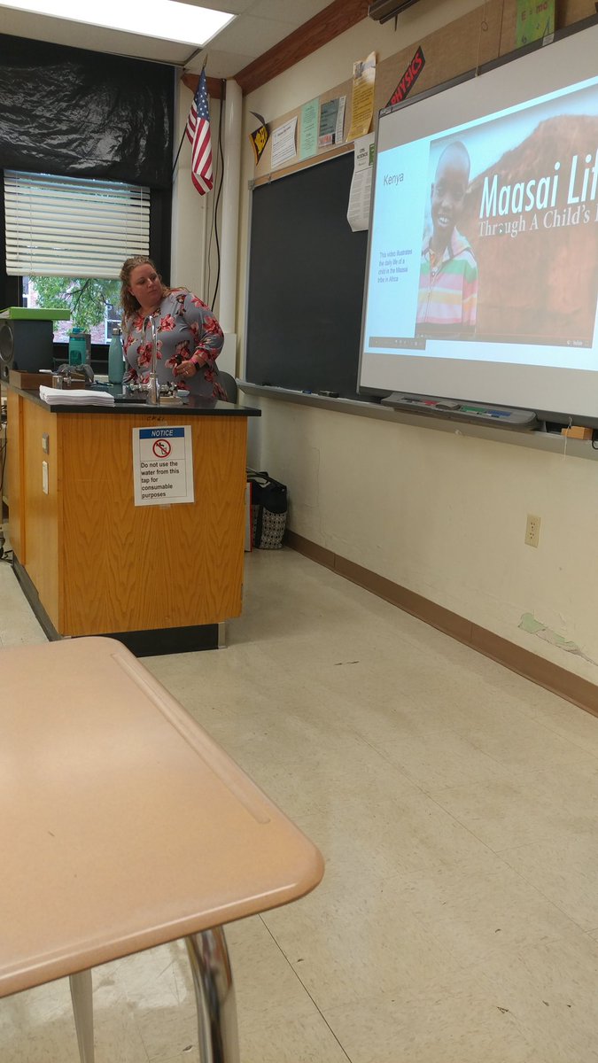 psokolik77's tweet photo. Erin presenting @ STOM on Ecotourism. Awesome teacher. https://t.co/MJV3yCfQmW