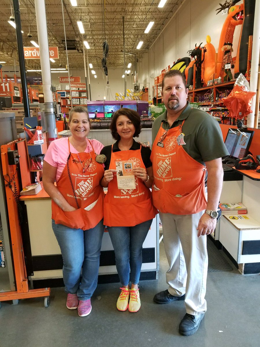 jwdresults67's tweet photo. Silvia at 3638 being present a Homer award by Karen FES for creating share holder value "Great cashier thank for all you do" https://t.co/uR012UQojI
