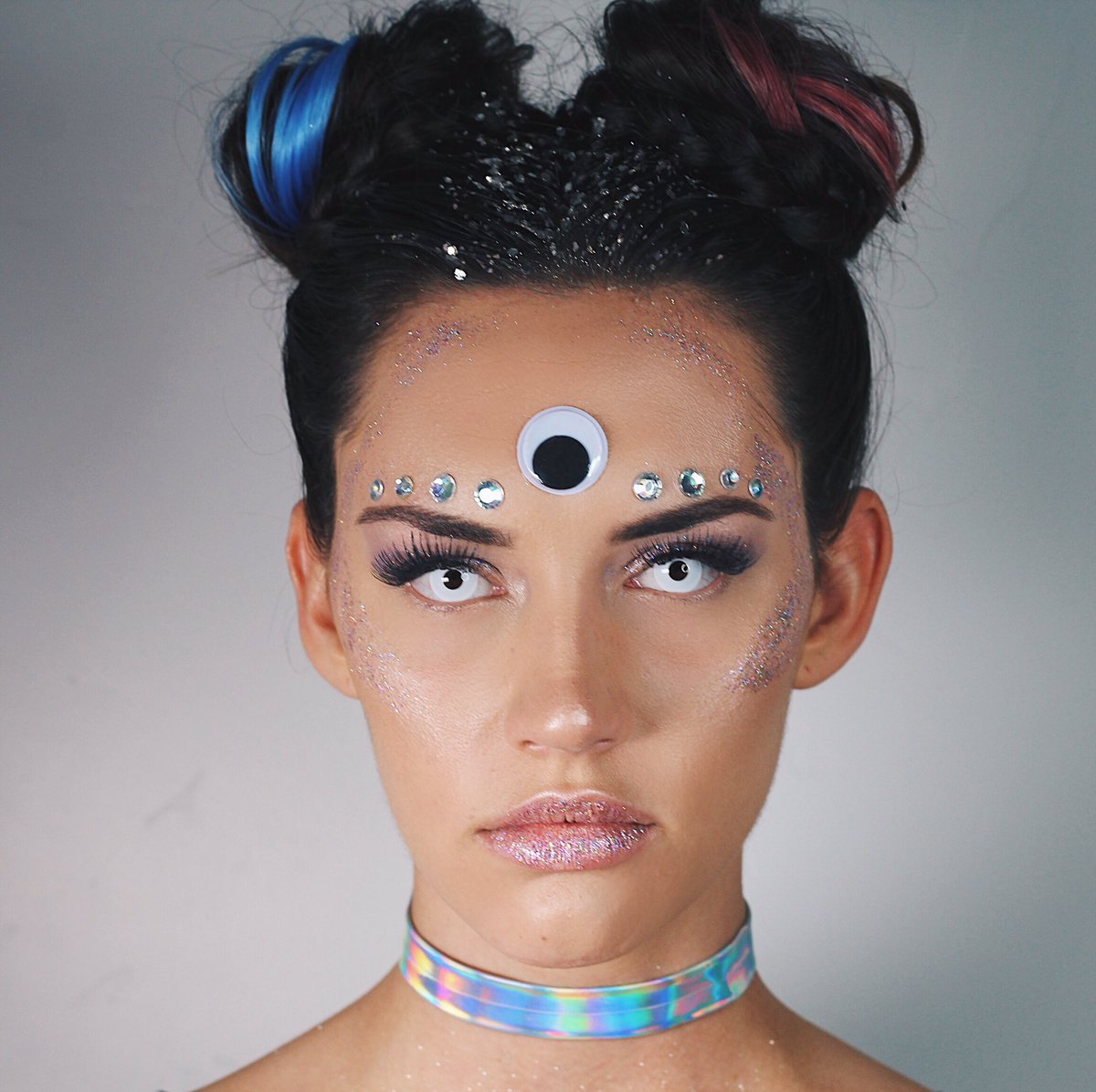 dansummerss's tweet photo. Let the Halloween makeup begin 👽 https://t.co/hBd7JIw9He