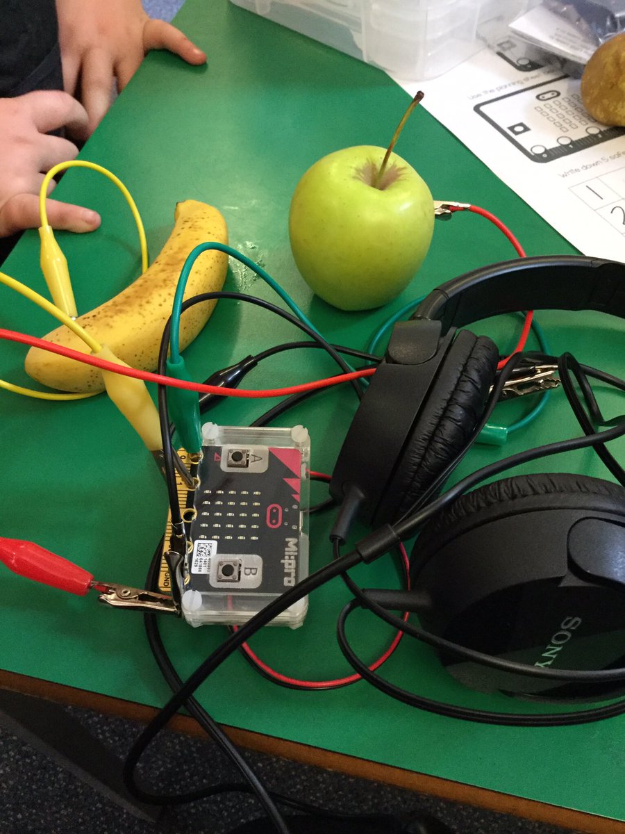 compsci_bls's tweet photo. Lots of fun with the children in base3 on Friday #Microbit #fun #computing #coding #touchdevelop #bananapiano @WrenburyPrimary https://t.co/DA5NIh1LO1