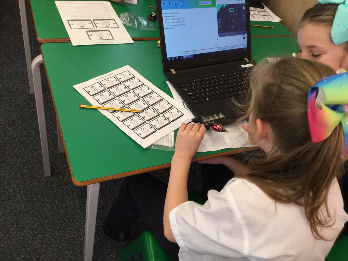 compsci_bls's tweet photo. Lots of fun with the children in base3 on Friday #Microbit #fun #computing #coding #touchdevelop #bananapiano @WrenburyPrimary https://t.co/DA5NIh1LO1