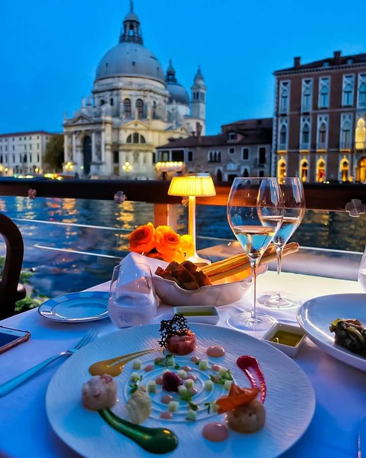 sergiodesiena's tweet photo. #romanticando con charme ...
#Venezia https://t.co/WBjCV4BInH