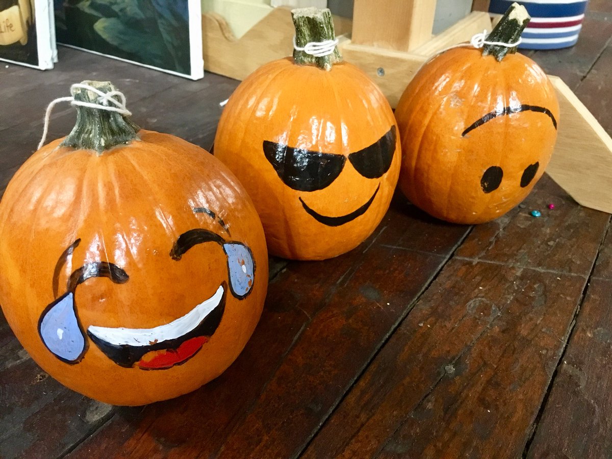 VRAntiques's tweet photo. Emoji pumpkins!! 😂😎🙃😜😍 #GoVintage https://t.co/kMmxRecnMu