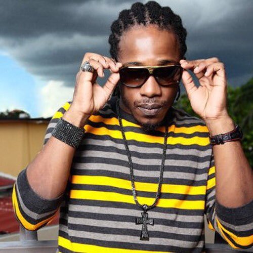 aryaKODE's tweet photo. What’s Marshal up to? #TfRis #reggae https://t.co/nKXiQj7RQB