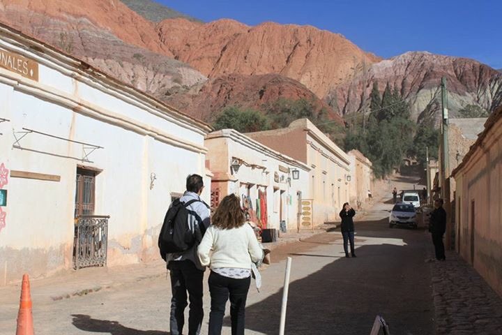 Nada como un paseo con quien más deseas, en el lugar ideal. Colores de Purmamarca🌈