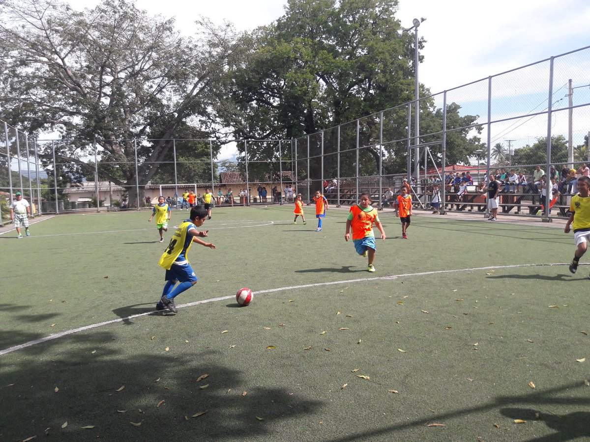 Alc_Atiquizaya's tweet photo. #ApoyoAlDeporte Fogueo de FUTSAL Infaltil para el torneo denominado #UDMA2017 #MunicipalidadDeAtiquizaya 
Ana Luisa de Gonzalez-Alcaldesa https://t.co/9As3LoROq7