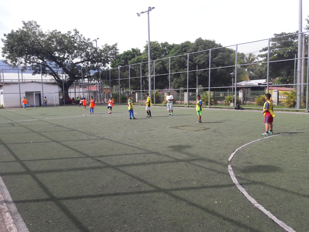 Alc_Atiquizaya's tweet photo. #ApoyoAlDeporte Fogueo de FUTSAL Infaltil para el torneo denominado #UDMA2017 #MunicipalidadDeAtiquizaya 
Ana Luisa de Gonzalez-Alcaldesa https://t.co/9As3LoROq7