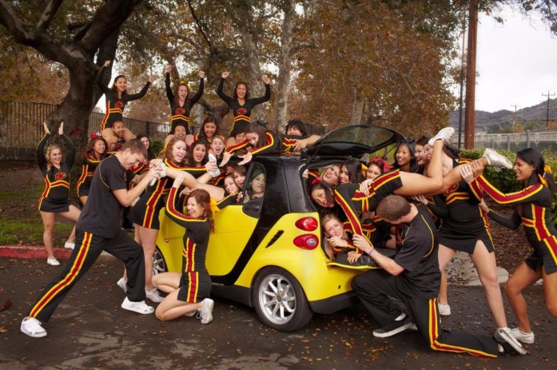 AgenceAutomob's tweet photo. L'équipe de pom-pom girls des Glendale Cheerleading Team a réussi à monter à 20 dans une #Smart. #recordauto https://t.co/JcMzb5hrsU