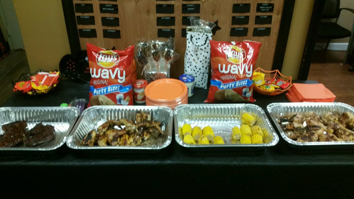 krissnyder333's tweet photo. Cashier appreciation done right @LagrangeHD160!  Thank you to all of our cashiers! @breick8 @ChrisBergHD @thehomedepot https://t.co/9EWhyGR20M