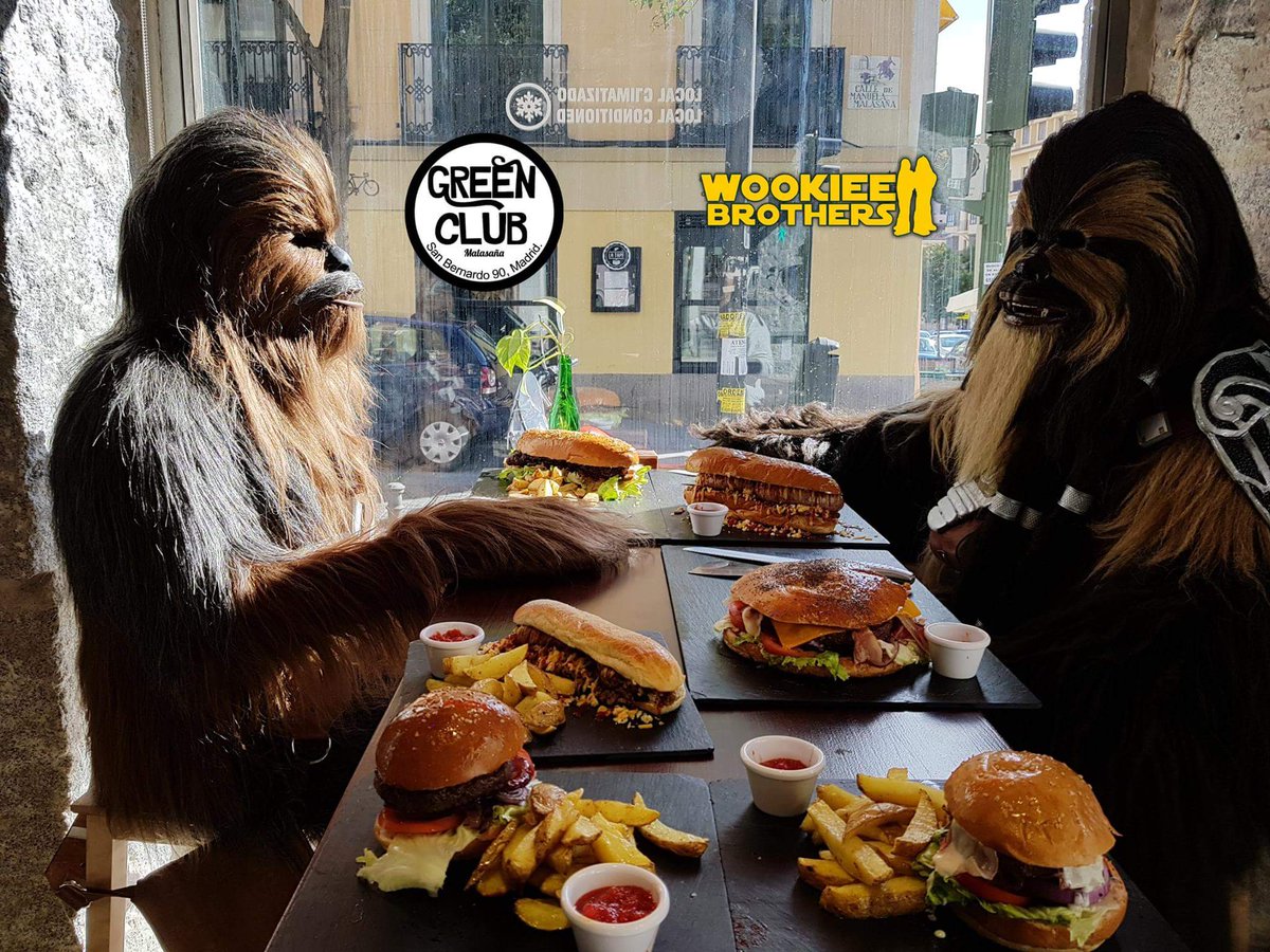 WookieeBrothers's tweet photo. #Chewbacca y #Tarfful  de los #WookieeBrothers comiéndose una de las mejores #hamburguesas de la Galaxia  conocida en el #GreenClubMadrid https://t.co/9FtdJ5HYxE