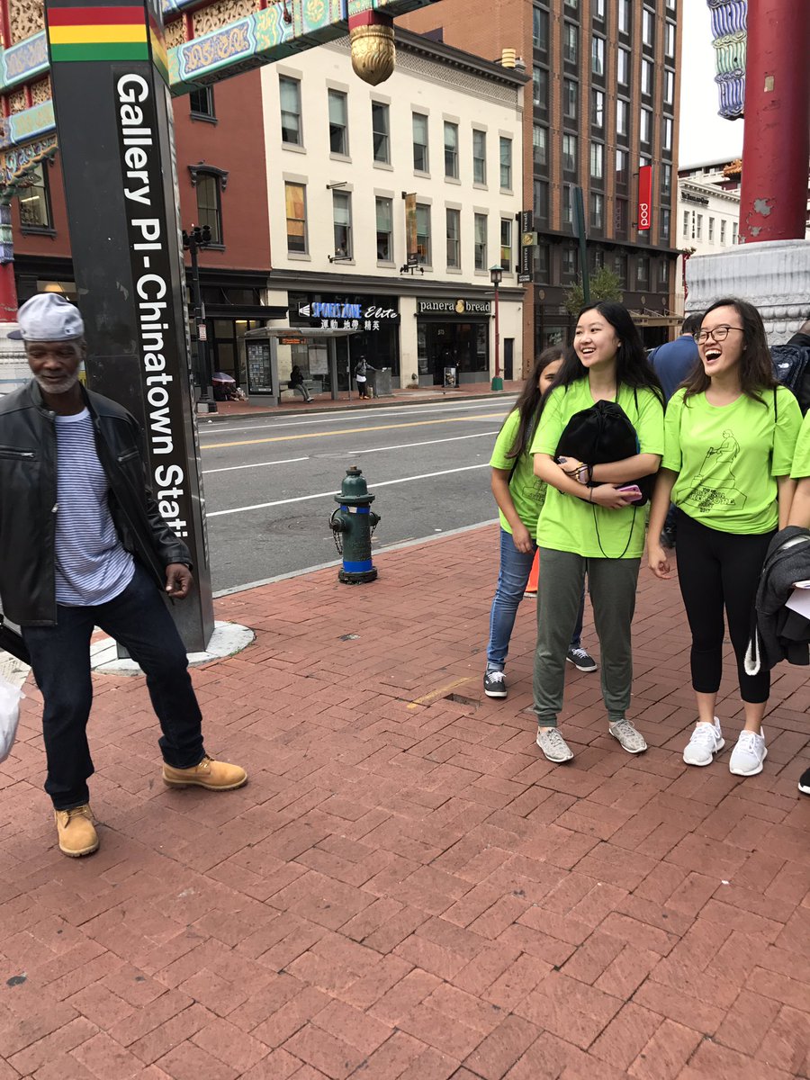 LindaWen6's tweet photo. #ChinatownGate #photobombed #makevcegr8again @bighuntGU https://t.co/wbYRnEtn7q