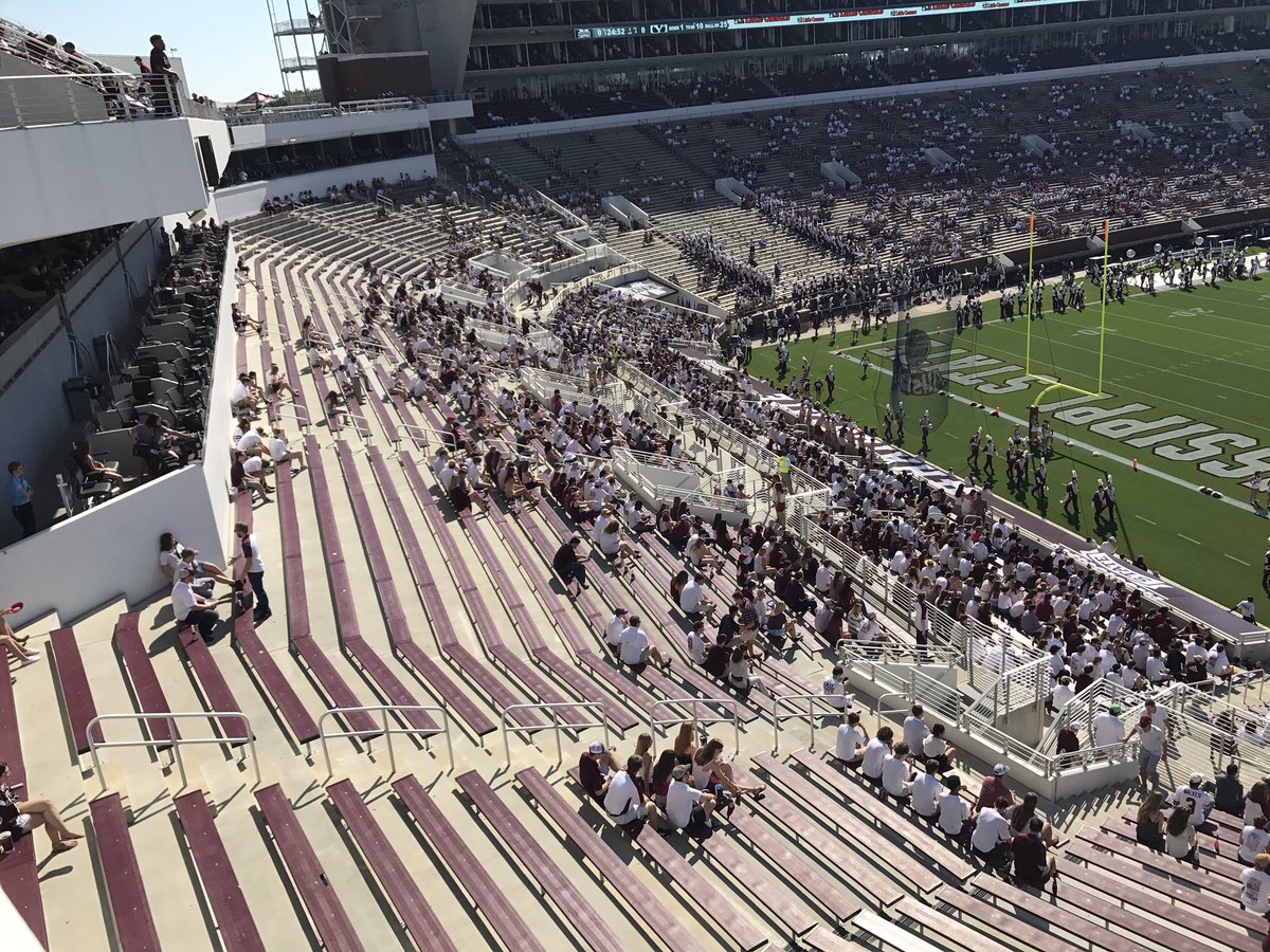 Paige_McKay's tweet photo. Student section showing out today!!!! 😩 https://t.co/ThXP8VYcHI