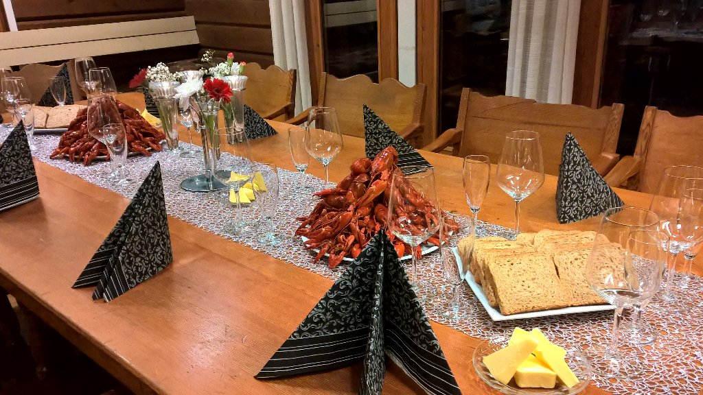 Ukot saunassa, gaalaravut pöydässä...