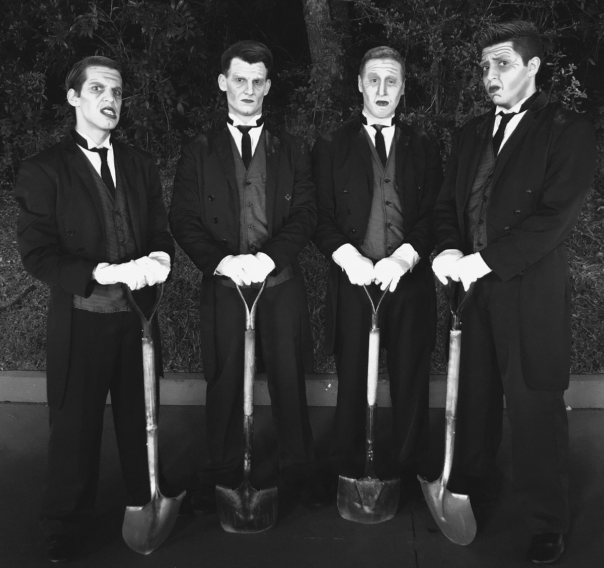 jacobmendoza_'s tweet image. ⚰️⚰️⚰️⚰️ #nearlydead