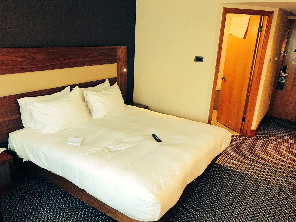 WHLJohnston's tweet photo. Ahhhhh, love a job that includes a hotel room. I thank you @Swim_England #nobabymonitor https://t.co/3zHnMkAT3N