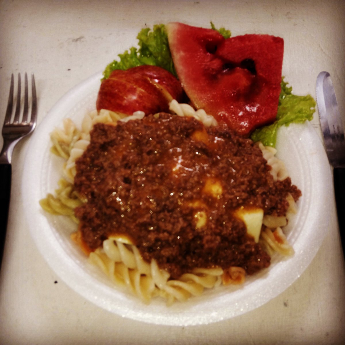 RaulfRaul's tweet photo. Hambre? Qué tal unos tornillos en finas hierbas, queso feta, lechuga crespa, trozos de manzana y patilla. Y un Merlot. Buen Apetito. https://t.co/EWjQfEwKJa