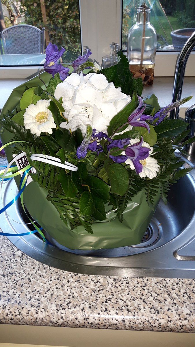 hpekaar's tweet photo. Gefloten bij vvZeewolde2 en na afloop bos bloemen wegens week van scheidsrechter @vvZeewolde :dank. https://t.co/wLURLhViuA