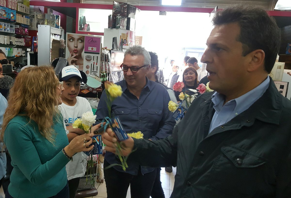 ZamoraJulio's tweet photo. Junto a @SergioMassa celebramos el Día de la Madre con vecinos de Torcuato. #YoElijoTigre #1DíaParaFestejarAMamá. Cc: @GiselaLZamora https://t.co/katY2t2yRT