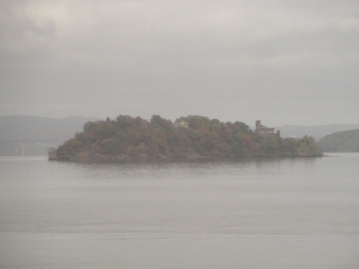 jacorbett7022's tweet photo. Bannerman Island. Closer look when coming back #Amtrak #autumnexpress https://t.co/mSZzFcVLwp