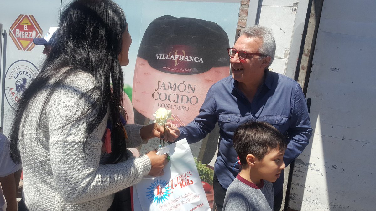 ZamoraJulio's tweet photo. Junto a @SergioMassa celebramos el Día de la Madre con vecinos de Torcuato. #YoElijoTigre #1DíaParaFestejarAMamá. Cc: @GiselaLZamora https://t.co/katY2t2yRT