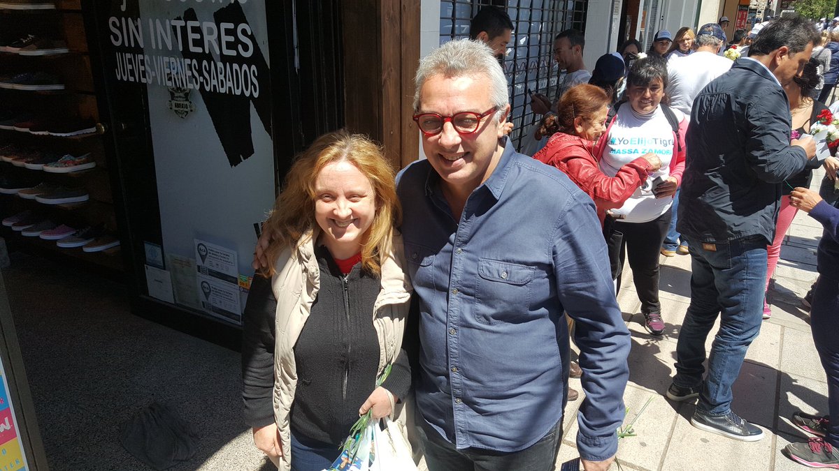 ZamoraJulio's tweet photo. Junto a @SergioMassa celebramos el Día de la Madre con vecinos de Torcuato. #YoElijoTigre #1DíaParaFestejarAMamá. Cc: @GiselaLZamora https://t.co/katY2t2yRT