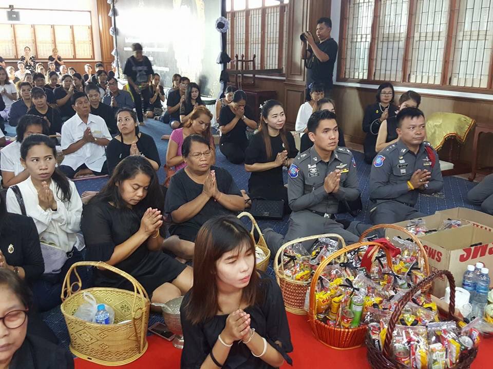 TouristPolice4's tweet photo. พ.ต.ท.ปิยะพงษ์ เอนสาร สว.ฯ พร้อม ตร.ส.ทท.4 ฯ ทำบุญตักบาตรเพื่อถวายเป็นพระราชกุศลฯ ครบรอบ 1 ปี วันสวรรคต ณ วัดชัยมงคล พัทยา https://t.co/YTKdcvoIFp