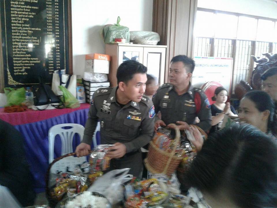 TouristPolice4's tweet photo. พ.ต.ท.ปิยะพงษ์ เอนสาร สว.ฯ พร้อม ตร.ส.ทท.4 ฯ ทำบุญตักบาตรเพื่อถวายเป็นพระราชกุศลฯ ครบรอบ 1 ปี วันสวรรคต ณ วัดชัยมงคล พัทยา https://t.co/YTKdcvoIFp