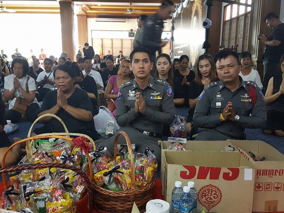 TouristPolice4's tweet photo. พ.ต.ท.ปิยะพงษ์ เอนสาร สว.ฯ พร้อม ตร.ส.ทท.4 ฯ ทำบุญตักบาตรเพื่อถวายเป็นพระราชกุศลฯ ครบรอบ 1 ปี วันสวรรคต ณ วัดชัยมงคล พัทยา https://t.co/YTKdcvoIFp