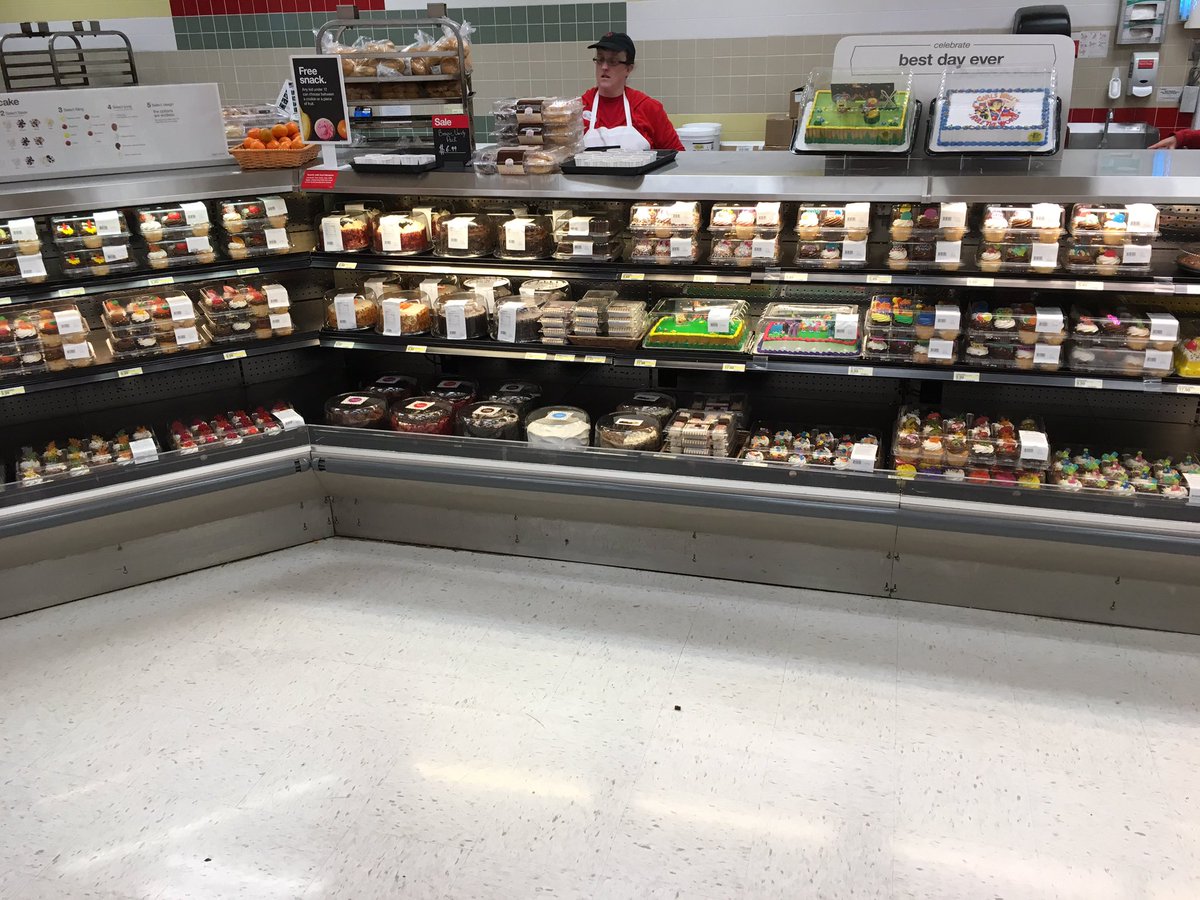 ETLMattyIce's tweet photo. Bakery, Deli, and Meat joining in on the fun! #FreshAndFullAtTheFrid https://t.co/AYQQFboclb