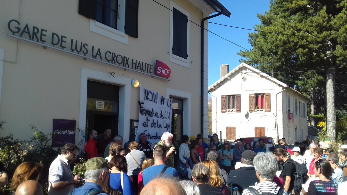 _corinnebernard's tweet photo. Usagers de la ligne des Alpes contre la fermeture de la gare de Lus et la suppression des trains! @auvergnerhalpes et Etat doivent investir! https://t.co/hRhDBvUfv5