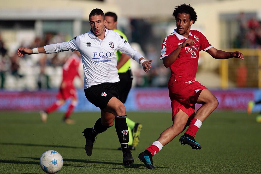 ProVercelli1892's tweet photo. Secondo gol consecutivo ⚽️⚽️ per i Leoni LUCA CASTIGLIA e CLAUDIO MORRA #PrvBar @Lega_B (Foto @Iguan89) https://t.co/LlcUG5oruQ