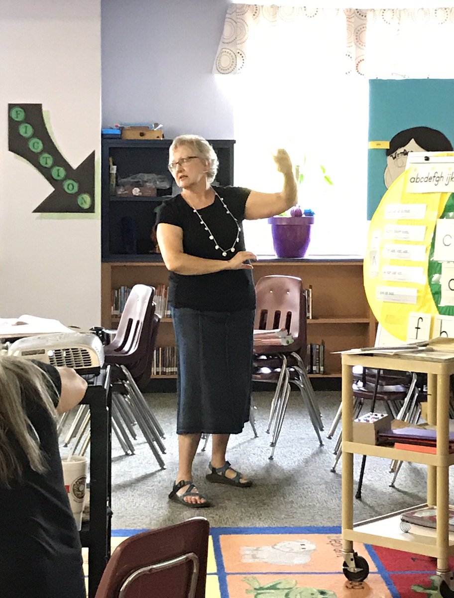 SMCISD_TLA's tweet photo. Teachers deepening knowledge about phonics and linguistics instruction w/Mary Thrasher &amp; Kelly Bost. Learning never stops in #SMCISD! 💜 https://t.co/2aECz0lxAg
