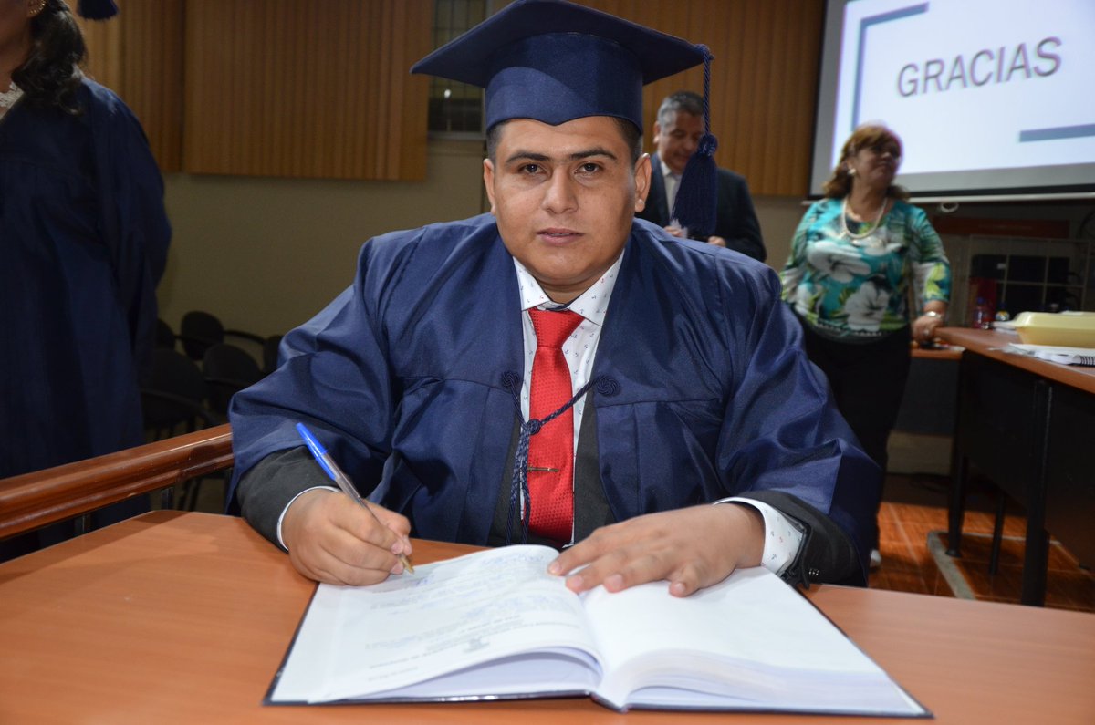 Chrisenri2189's tweet photo. Gracias a Dios una meta más cumplida 🎉🎓👍 #IngCom #laicos #ULVR https://t.co/e6YaxYV2Ta