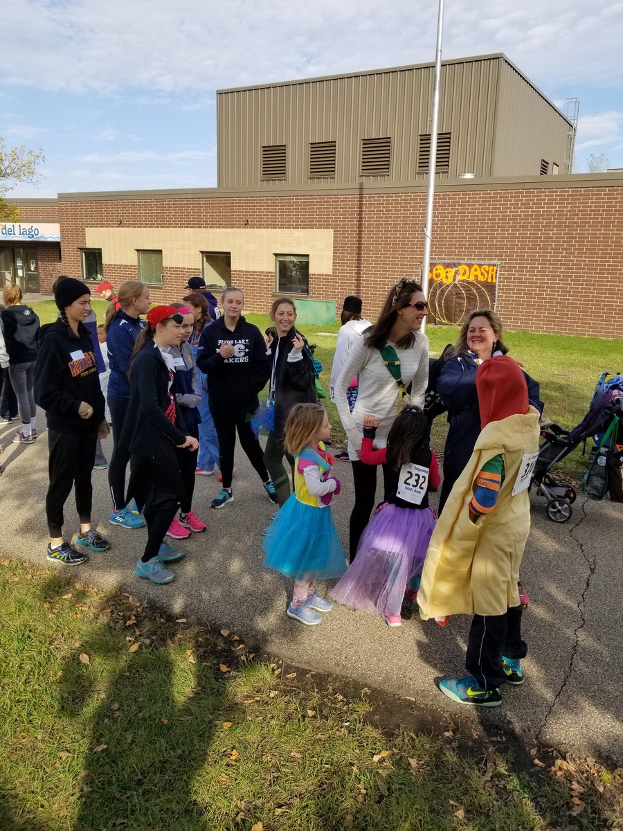 ELAC_advisory's tweet photo. #ELBooDash2017 #ELAC_ADVISORY #weareplsas #weareplsas #NaturePreK https://t.co/WeZaFIUtpx