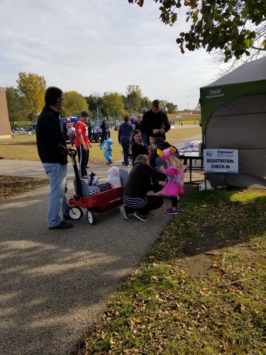 ELAC_advisory's tweet photo. #ELBooDash2017 #ELAC_ADVISORY #weareplsas #weareplsas #NaturePreK https://t.co/WeZaFIUtpx