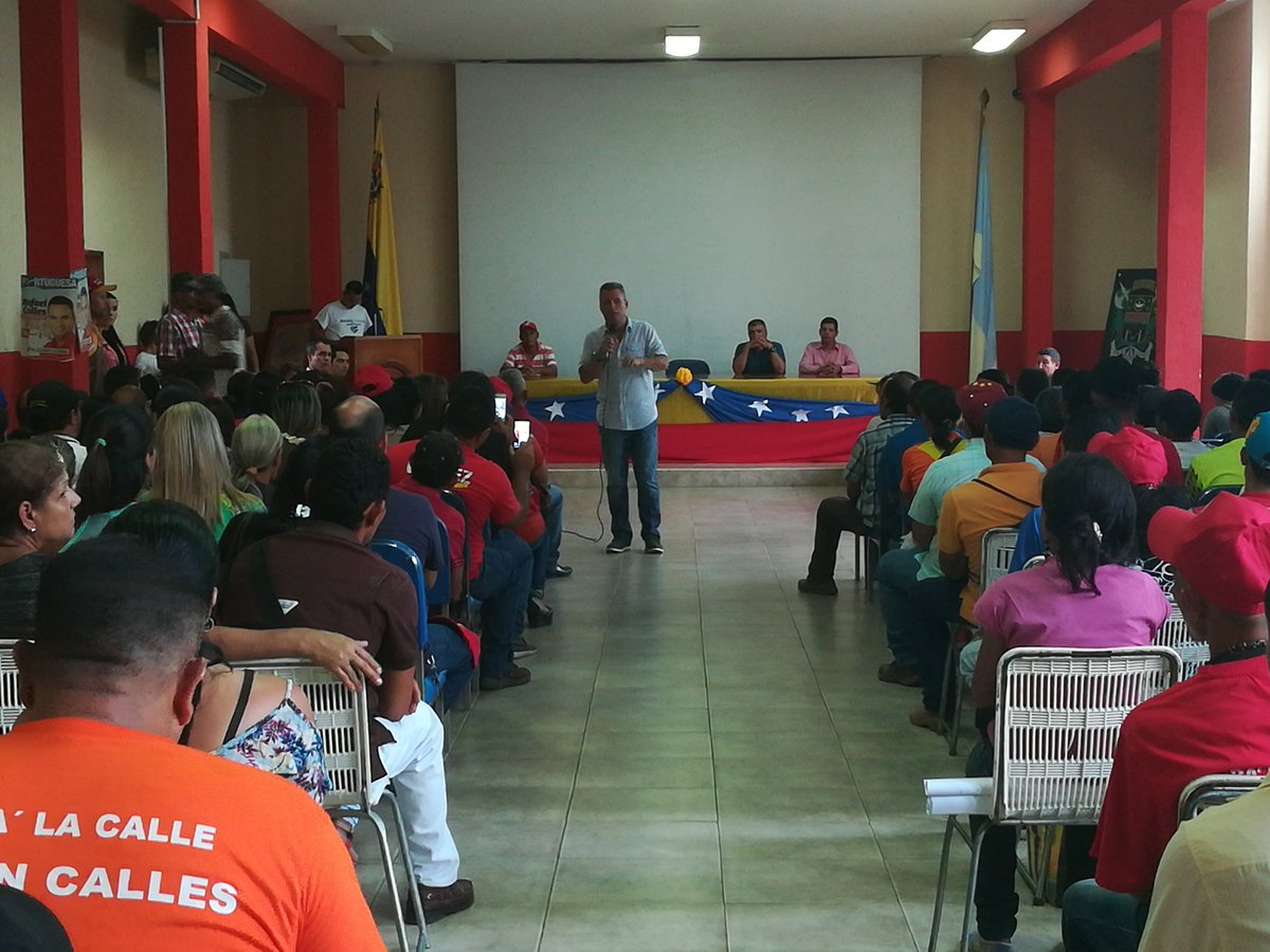 rafaelcalles's tweet photo. Ahora en la Entrega de Recursos del Consejo Federal de Gobierno a nuestros Consejos Comunales @NicolasMaduro @partidopsuv https://t.co/MnatXTDqBw