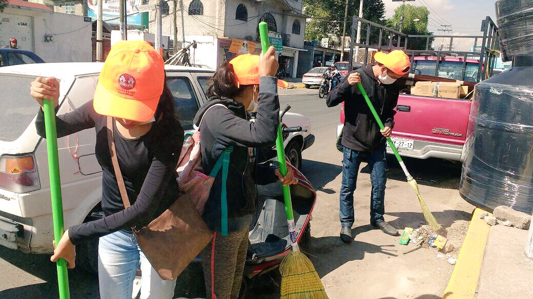 KarenQuirogaA's tweet photo. Chic@s @P_Prepa_Si participan en la #JornadaDeLimpieza con la @DelegacionXochi. #JuntosPodemos hacer de nuestra #CDMX una mejor Ciudad. https://t.co/StlK40PxZd