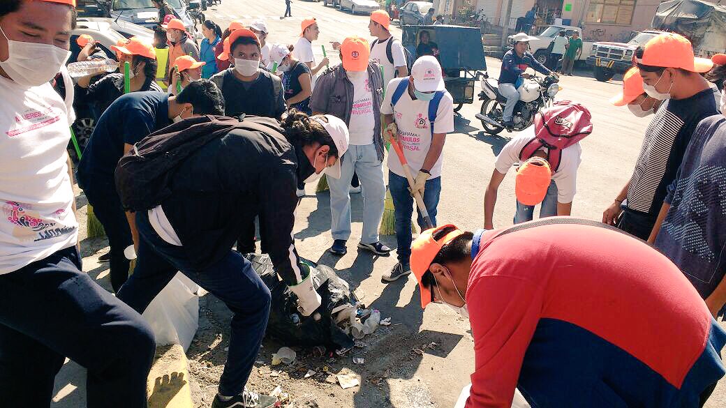 KarenQuirogaA's tweet photo. Chic@s @P_Prepa_Si participan en la #JornadaDeLimpieza con la @DelegacionXochi. #JuntosPodemos hacer de nuestra #CDMX una mejor Ciudad. https://t.co/StlK40PxZd