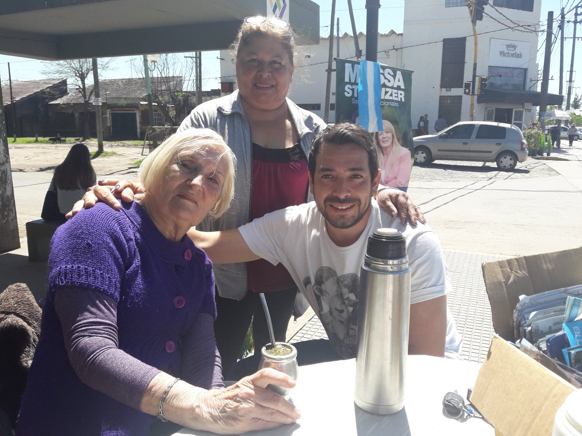 damiannavarrook's tweet photo. Es maravilloso militar de esta forma !! En la calle como siempre! Con @JGarciaconcejal @MatildeComercio @VascoAmonda  #LaPlata  #1País https://t.co/TupooXgYqR
