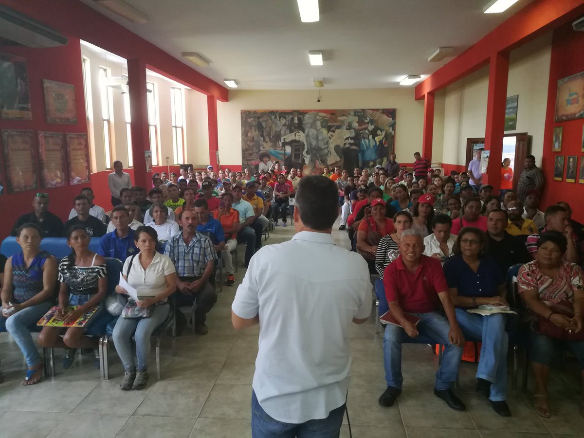 rafaelcalles's tweet photo. Ahora en la Entrega de Recursos del Consejo Federal de Gobierno a nuestros Consejos Comunales @NicolasMaduro @partidopsuv https://t.co/MnatXTDqBw
