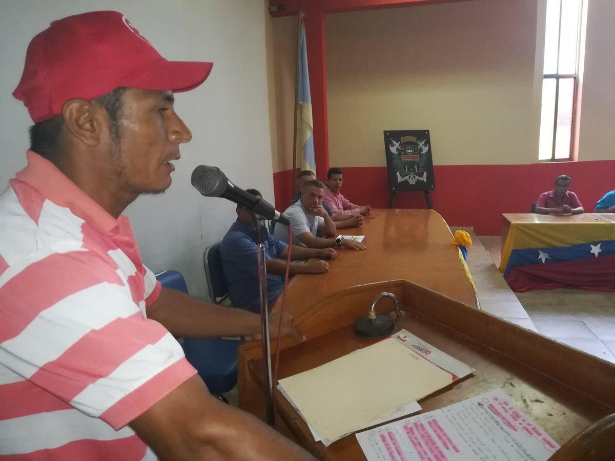 rafaelcalles's tweet photo. Ahora en la Entrega de Recursos del Consejo Federal de Gobierno a nuestros Consejos Comunales @NicolasMaduro @partidopsuv https://t.co/MnatXTDqBw